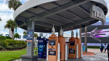 Kios tiketnya saja bernuansa roket antariksa. Untuk masuk dikenakan tarif USD 77 atau kisaran Rp 1,2 juta.  Foto: Adi Fida Rahman/detikINET