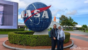 Sebelum gerbang masuk, kita bisa berfoto di depan logo NASA yang besar dan ikonik. Logo ini, yang dikenal sebagai The Meatball, adalah representasi dari planet Bumi dengan orbit pesawat ruang angkasa berwarna merah. Foto: Adi Fida Rahman/detikINET