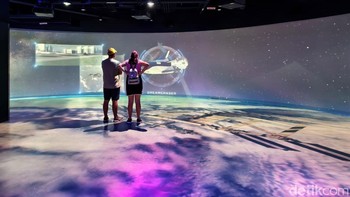 Terdapat berbagai layar dan pameran yang memungkinkan pengunjung mempelajari teknologi inovatif terkini yang digunakan NASA dan mitra komersial mereka. Foto: Adi Fida Rahman/detikINET