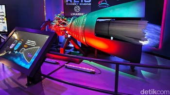 Ini adalah RL10 Engine Rocket. RL10 adalah mesin roket berbahan bakar cair kriogenik yang digunakan pada tahap atas kendaraan peluncuran antariksa. Mesin ini diciptakan oleh Pratt & Whitney pada 1950-an dan kini diproduksi oleh Aerojet Rocketdyne. Foto: Adi Fida Rahman/detikINET