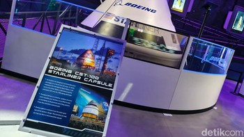 Ini adalah model dari kapsul antariksa berawak Boeing CST-100 Starliner. Kapsul Starliner dirancang dan dibangun oleh perusahaan Boeing sebagai bagian dari program NASA yang disebut Commercial Crew Program. Tujuan utamanya adalah untuk mengangkut astronaut ke dan dari Stasiun Luar Angkasa Internasional (ISS) di orbit rendah Bumi. Sama seperti roket Atlas V yang mengangkutnya, kapsul ini dirancang untuk dapat digunakan kembali hingga 10 kali. Foto: Adi Fida Rahman/detikINET