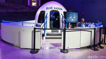 Ini adalah replika (model) dari kapsul luar angkasa Blue Origin New Shepard, yang juga dipamerkan di dalam atraksi Gateway. Kapsul ini dibuat oleh perusahaan swasta Blue Origin milik Jeff Bezos. Fungsi utama dari New Shepard adalah untuk pariwisata antariksa sub-orbital. Kapsul ini dirancang untuk membawa hingga enam orang penumpang ke tepi luar angkasa, tempat mereka dapat merasakan beberapa menit tanpa bobot (zero-gravity) dan melihat pemandangan Bumi dari atas, sebelum kembali mendarat di Bumi dengan parasut. Foto: Adi Fida Rahman/detikINET