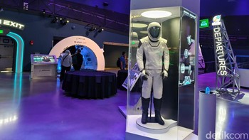 Pakaian antariksa SpaceX yang dikenal sebagai suit intra-kendaraan (intra-vehicular activity, IVA), dirancang untuk dikenakan oleh astronaut yang terbang di dalam kapsul Crew Dragon SpaceX. Fungsi utama dari pakaian ini bukanlah untuk berjalan di ruang angkasa, melainkan untuk melindungi astronaut jika terjadi penurunan tekanan kabin yang tiba-tiba selama peluncuran, perjalanan, atau pendaratan. Pakaian ini dirancang agar ringan dan fleksibel, serta terhubung langsung ke kapsul untuk pendinginan dan pasokan udara. Foto: Adi Fida Rahman/detikINET