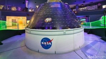 Ini adalah kapsul Orion Exploration Flight Test-1 (EFT-1), sebuah wahana antariksa berawak yang dikembangkan NASA. Kapsul ini adalah salah satu artefak penerbangan nyata yang dipamerkan di dalam atraksi Gateway. Foto: Adi Fida Rahman/detikINET