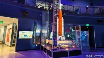 Ini adalah model dari roket Space Launch System (SLS) milik NASA, yang merupakan roket paling kuat di dunia saat ini. Sama seperti pameran lain yang Anda lihat, ini juga berada di dalam atraksi Gateway. Foto: Adi Fida Rahman/detikINET