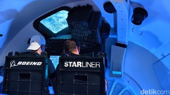 Interior atau kokpit dari replika kapsul awak Boeing CST-100 Starliner. Replika ini memungkinkan pengunjung merasakan bagaimana rasanya berada di dalam kapsul yang akan mengangkut astronaut ke Stasiun Luar Angkasa Internasional (ISS). Kamu dapat melihat desain kursi dan panel kontrol yang akan digunakan para astronaut dalam perjalanan mereka. Foto: Adi Fida Rahman/detikINET