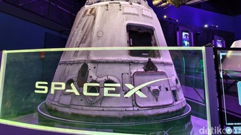 Ini adalah kapsul SpaceX Dragon, yang juga dipamerkan di dalam atraksi Gateway. Kapsul ini dikembangkan oleh perusahaan swasta SpaceX, yang didirikan oleh Elon Musk. Kapsul Dragon versi awal digunakan untuk mengirimkan pasokan dan eksperimen ke Stasiun Luar Angkasa Internasional (ISS). Versi yang lebih baru, yang dikenal sebagai Crew Dragon, dirancang untuk mengangkut astronaut ke dan dari ISS. Foto: Adi Fida Rahman/detikINET