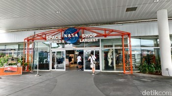 Tak lengkap rasanya berkunjung ke Kennedy Space Visitor Complex kalau tak beli merchandise.  Foto: Adi Fida Rahman/detikINET