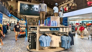 Ada berbagai macam merchandise bernuansa NASA, mulai dari pakaian hingga pernak-pernik. Foto: Adi Fida Rahman/detikINET