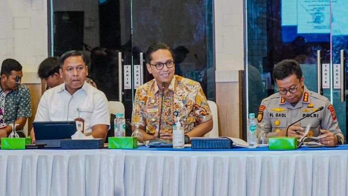 Keterangan foto: Walkot Rico Waas bersama Staf Khusus Bidang Keamanan dan Hukum Kemendagri Irjen Wahyu Bintono Hari Bawono saat rapat koordinasi di Kantor Wali Kota Medan (Dok. Diskominfo Medan)