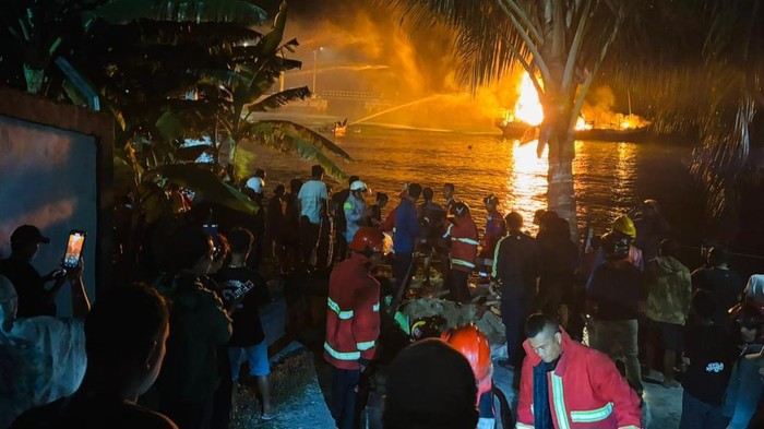 Kapal Layar Motor (KLM) Maryam Indah terbakar di Perairan Luwuk, Kabupaten Banggai, Sulawesi Tengah (Sulteng).