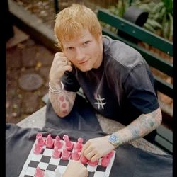 Ed Sheeran Gak Punya HP, Tahu Taylor Swift Tunangan Belakangan