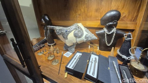 Koleksi perhiasan perak di Kantor Desa Celuk, Sukawati, Gianyar, Bali. (Foto: Ni Komang Ayu Leona W/detikBali)