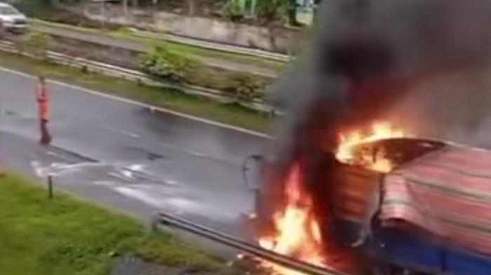 Kondisi truk terbakar di Tol Belmera. (Foto: Istimewa).
