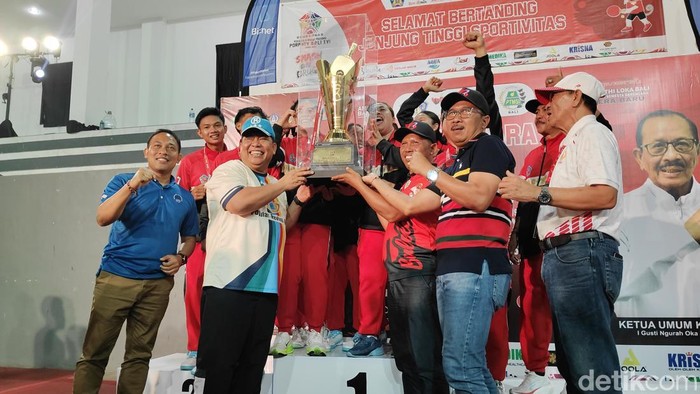 Kontingen tenis meja Buleleng berhak menyabet piala bergilir juara umum dan menyabet empat medali emas pada Porprov Bali 2025, Minggu (14/9/2025). (Foto: Agus Eka/detikBali)