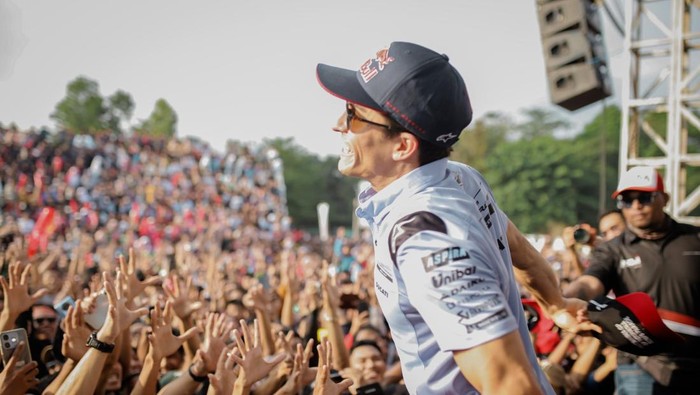Pembalap Ducati Lenovo, Marc Márquez, saat masih berseragam Gresini Racing, pada kegiatan parade budaya di Kota Mataram, pada tahun 2024 lalu. Foto: (MGPA)
