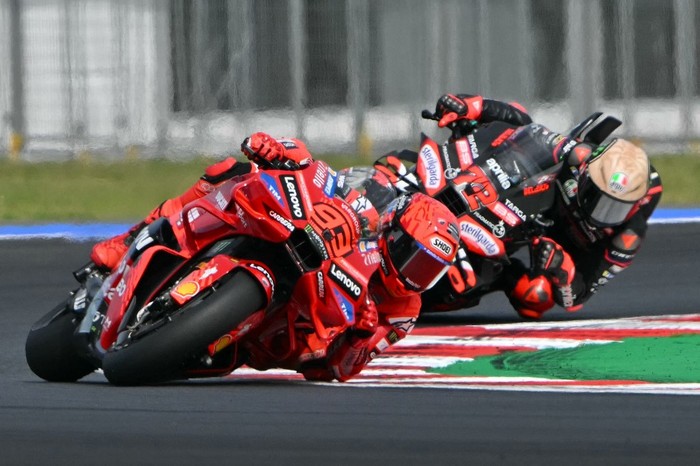 Ducati Lenovo Teams Spanish MotoGP rider Marc Marquez (L) leads Aprilia Racing teams Italian MotoGP rider Marco Bezzecchi (R) during the San Marino Moto GP Grand Prix at the Misano World Circuit Marco Simoncelli, in Misano Adriatico, northern Italy, on September 14, 2025. (Photo by Andreas SOLARO / AFP)
