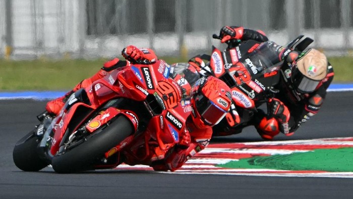 Ducati Lenovo Teams Spanish MotoGP rider Marc Marquez (L) leads Aprilia Racing teams Italian MotoGP rider Marco Bezzecchi (R) during the San Marino Moto GP Grand Prix at the Misano World Circuit Marco Simoncelli, in Misano Adriatico, northern Italy, on September 14, 2025. (Photo by Andreas SOLARO / AFP)