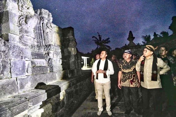 Menteri Kebudayaan (Menbud), Fadli Zon meninjau kompleks Candi Panataran di Desa Penataran, Kecamatan Nglegok, Kabupaten Blitar.