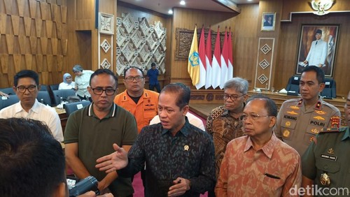 Menteri Lingkungan Hidup (LH) Hanif Faisol Nurofiq dan Gubernur Bali Wayan Koster saat dijumpai di Rumah Jabatan Gubernur, Jayasabha pada Sabtu (13/9/2025).
