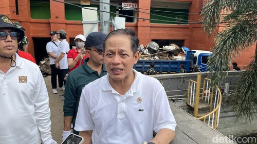 Menteri LH Hanif Faisol Nurofiq di Pasar Badung, Minggu (14/9/2025).