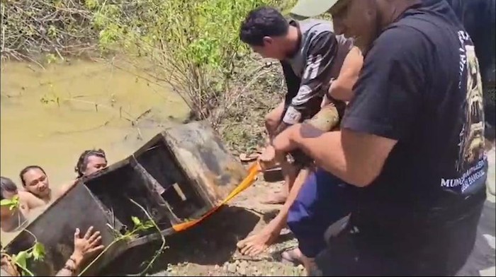 Polisi mengangkat mesin ATM dari kubangan di Kecamatan Parangloe, Gowa, pada Sabtu (13/9/2025).