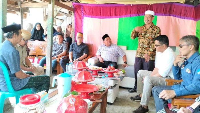 Momen Bupati Takalar Firdaus mendengarkan curhat warga yang butuh bibir padi hingga alat pertanian. Dokumen Istimewa