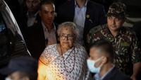 Karki meninggalkan rumah sakit usai menjenguk korban demo berdarah. Presiden Nepal Ramchandra Paudel telah membubarkan parlemen dan menyerukan pemilihan umum baru pada 5 Maret setelah seminggu penuh kekerasan mematikan yang berpuncak pada penunjukan perdana menteri perempuan pertama di negara itu. Foto: REUTERS/Adnan Abidi