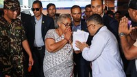 Sejumlah tenaga medis mendampingi Karki saat melihat kondisi pasien korban bentrokan yang menewaskan sedikitnya 51 orang di seluruh Nepal. Karki ditunjuk setelah dua hari negosiasi yang intens antara Paudel, Panglima Angkatan Darat Ashok Raj Sigdel, dan para pemimpin protes yang berada di balik kerusuhan terburuk di Nepal dalam beberapa tahun terakhir. Foto: REUTERS/Adnan Abidi