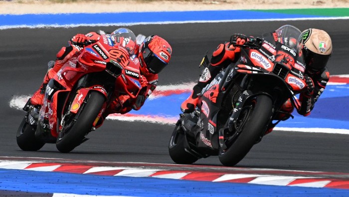 MotoGP - San Marino Grand Prix - Misano World Circuit Marco Simoncelli, Misano, Italy - Spetember 14, 2025 Ducati Lenovo Teams Marc Marquez and Aprilia Racings Marco Bezzecchi in action during the race REUTERS/Jennifer Lorenzini