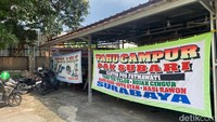 Di Jalan Anuraga No. 14, Fatmawati, berdiri Tahu Campur Pak Subari yang sejak 1998 jadi incaran pencinta kuliner khas Surabaya di Jakarta Selatan. Foto: detikFood