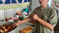 Pak Subari merantau dari Lamongan ke Jakarta untuk berjualan makanan khas Jawa Timur. Awalnya berjualan di depan kantor pos, kini warungnya makin ramai dikunjungi. Foto: detikFood
