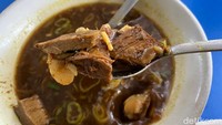 Meski berasal dari Lamongan, menu yang dijual di sini kebanyakan makanan khas Surabaya. Seperti nasi rawon seharga Rp 25.000.  Foto: detikFood