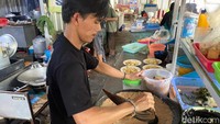 Saat ini, ia dibantu enam karyawan tetap. Warung sederhana ini mampu melayani ratusan orang setiap hari, bahkan ditawarkan juga lewat aplikasi pesan-antar. Foto: detikFood