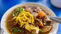 Menu tahu campur menjadi primadona. Isinya ada mie kuning, tauge, perkedel singkong, selada air, tahu potong, serta kikil sapi empuk dalam kuah gurih. Foto: detikFood