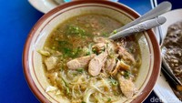 Tersedia juga menu soto ayam berkuah bening. Pak Subari menyebut soto ayam ini menggunakan gagrak soto ayam khas Lamongan.  Foto: detikFood