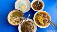 Pilihan lainnya beragam, mulai dari soto ayam Rp 15.000, nasi rawon, gado-gado, hingga rujak cingur Rp 35.000. Semua disajikan dengan cita rasa rumahan khas Jawa. Foto: detikFood