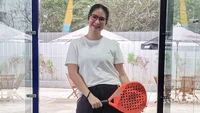 Novita Angie mengingatkan 4F (Female, Forty, Fat, dan Fertile) berisiko kena batu empedu. Dia berpesan untuk mulai peduli mengecek kesehatan untuk mengantisipasi penyakit yang tak terduga agar bisa melakukan pencegahan dan penanganan lebih cepat. Foto: Instagram @novitaangie