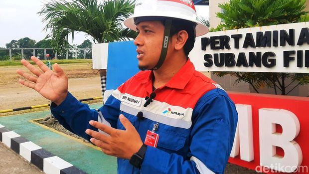 Operator Gathering Station SP BBS Benny Nugraha saat meninjau fasilitas produksi SP BBS Pertamina EP