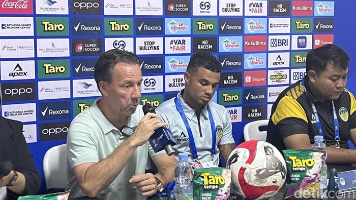 Pelatih PSIM Jumpa pers PSIM Jogja usai takluk dari Borneo FC di Stadion Sultan Agung, Bantul, Minggu (14/9/2025).