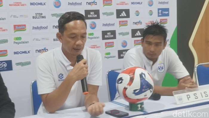 Pelatih PSIS, Kahudi Wahyu dan pemain Ahmad Syiha dalam sesi jumpa pers usai laga, Minggu (14/9/2025).