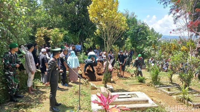 Suasana pemakaman anggota TNI korban pembacokan di Wonosobo, Minggu (14/9/2025).