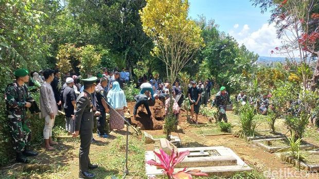 Suasana pemakaman anggota TNI korban pembacokan di Wonosobo, Minggu (14/9/2025).