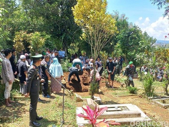 Suasana pemakaman anggota TNI korban pembacokan di Wonosobo, Minggu (14/9/2025).