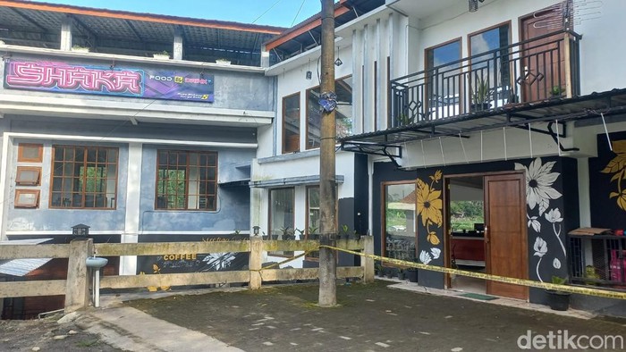 Kondisi kafe TKP pembacokan yang menewaskan seorang pria di Sapuran, Wonosobo, Minggu (14/9/2025).