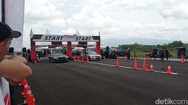 Pembalap saat beraksi di ajang drag race Tasikmalaya