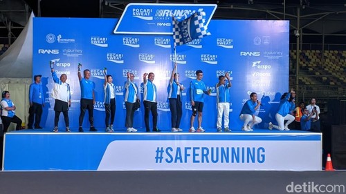 Menteri Pariwisata Widiyanti Putri Wardhana saat melepas ribuan pelari Pocari Swear Run di Sirkuit Mandalika, Minggu pagi (14/9/2025). (Ahmad Viqi/detikBali).