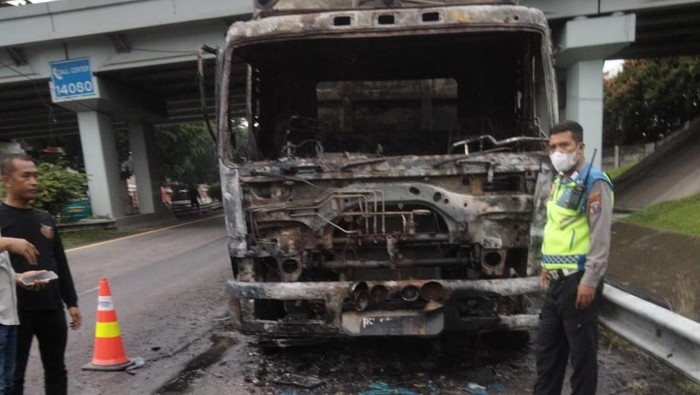 Penampakan truk terbakar di Jalan Tol Belmera usai berhasil dipadamkan. (Foto: Dok. Satlantas Polrestabes Medan).
