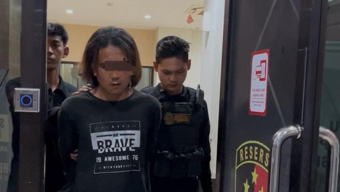 SU, kernet yang diduga menusuk sopirnya saat diamankan Satuan Raimas Kalamunyeng Polres Gresik