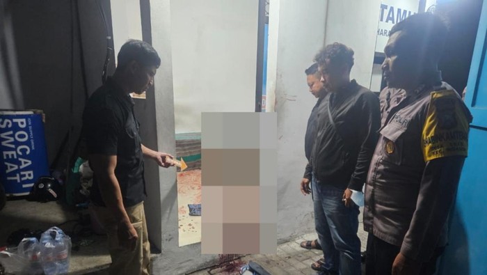 Perampokan di Kediri Polisi melakukan olah TKP gudang di Kediri tempat satpam ditemukan bersimbah darah